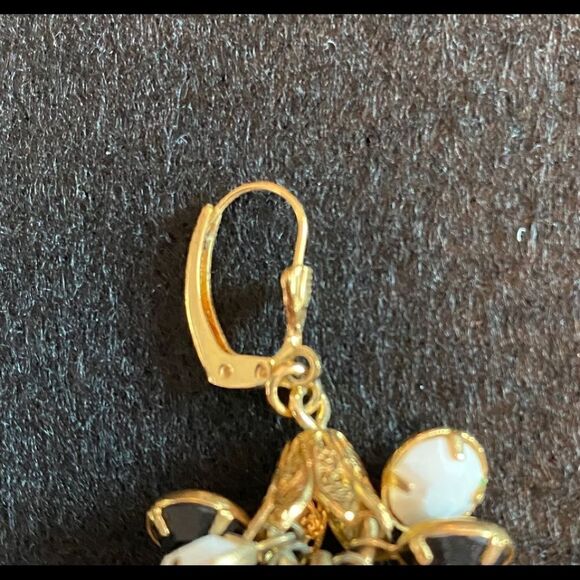 Vintage dangling black and white earrings - Picture 4 of 5